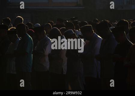 Bandung, West Java, Indonesien. 28. Juni 2023. Muhammadiyah Muslime führen das Eid al-Adha-Gebet 1444 Hijriah durch. Muhammadiyah-Muslime führen am 28. Juni 2023 zum ersten Mal das Eid al-Adha-Gebet auf. Inzwischen hat das Religionsministerium der Republik Indonesien Eid al-Adha 1444 H auf den 29. Juni 2023 fallen lassen. Kredit: Dimas Rachmatsyah/Alamy Live News Stockfoto