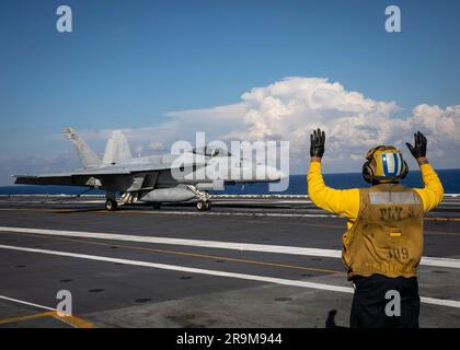 230625-N-EL850-1560 ATLANTISCHER OZEAN (25. Juni 2023) Aviation BoatswainÕs Mate (Handling) 3. Class Robert Delgado, dem Flugzeugträger der Nimitz-Klasse USS George H.W. Bush (CVN 77), signalisiert Captain Dave Pollard, kommandierender Offizier der USS George H.W. Bush, nachdem er seine 77. Falle an Bord des CVN 77 abgeschlossen hat, am 25. Juni 2023. Die George H.W. Bush ist im Atlantik dabei, Carrier-Qualifikationen zu absolvieren, eine Fortbildung, die die Kompetenz der Piloten sicherstellt. (USA Marinebild von Mass Communication Specialist 3. Class Nicholas Avis) Stockfoto