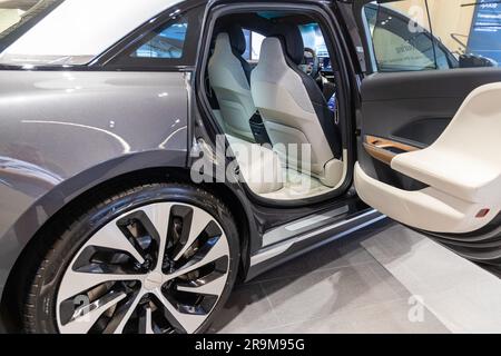 Plano Legacy West, Texas, USA - 26. Juni 2023: Lucid Motors Air Dream Edition Verkaufsausstellung für luxuriöse Elektroautos im Lucid Studio. Stockfoto