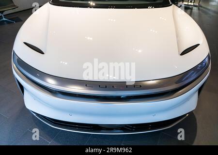 Plano Legacy West, Texas, USA - 26. Juni 2023: Lucid Motors Air Dream Edition Verkaufsausstellung für luxuriöse Elektroautos im Lucid Studio. Stockfoto