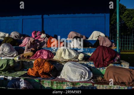 Bandung, West Java, Indonesien. 28. Juni 2023. Muhammadiyah Muslime führen das Eid al-Adha-Gebet 1444 Hijriah durch. Muhammadiyah-Muslime führen am 28. Juni 2023 zum ersten Mal das Eid al-Adha-Gebet auf. Inzwischen hat das Religionsministerium der Republik Indonesien Eid al-Adha 1444 H auf den 29. Juni 2023 fallen lassen. Kredit: Dimas Rachmatsyah/Alamy Live News Stockfoto