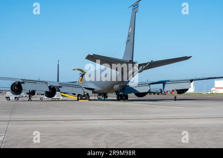 Flugzeuge, die der 6. Maintenance Group zugeteilt sind, führen in Vorbereitung auf Operation Centennial Contact am 27. Juni 2023 am MacDill Air Force Base, Florida, Wartungsinspektionen an einem KC-135 Stratotanker-Flugzeug durch. Während der Operation flogen mehr als 150 Flugzeuge über Gemeinden im ganzen Land und auf der ganzen Welt, um 100 Jahre exzellenter Luftbetankung zu ehren. Mit 100 Jahren Erfahrung bieten die Luftbetankungsmöglichkeiten des USAF der Joint Force und unseren Alliierten und Partnern eine unübertroffene schnelle globale Reichweite und ein sinnvolles Manöver. Luftbetankung dient als Kraftverstärker Stockfoto