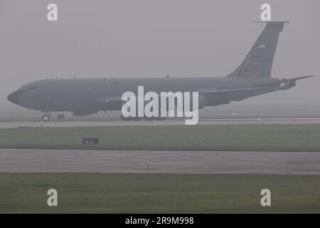 Ein KC-135T Stratotanker von der 171. Luftauftankschwadron des 127. Flügels am Selfridge Air National Guard Base Taxis, die am 27. Juni 2023 einer Tankstelle aus der Luft folgten. Zusätzlich zum routinemäßigen Luftbetankungstraining unter allen Bedingungen feierten Flugzeuge des 127. Flügels, darunter A-10C Thunderbolt II, die Angriffsflugzeuge der 107. Kampfeinheit, den 100. Jahrestag des ersten Luftbetankens am 23. Juni 1923. Stockfoto