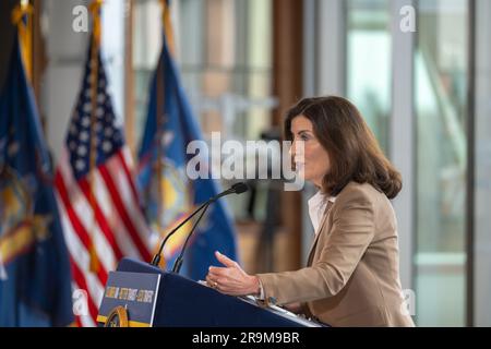 New York, New York, USA. 27. Juni 2023. (NEU) Gouverneur Hochul kündigt an, dass die First-in-Nation-Preise für Engpässe vorangebracht werden. 27. Juni 2023, New York, New York, USA: New York State Governor Kathy Hochul kündigt an, dass sich die Preise für Verkehrsstaus in New York am 27. Juni 2023 in New York City weiter entwickeln, die Luftqualität verbessern und den Verkehr reduzieren werden. (Kreditbild: © M10s/TheNEWS2 via ZUMA Press Wire) NUR REDAKTIONELLE VERWENDUNG! Nicht für den kommerziellen GEBRAUCH! Stockfoto