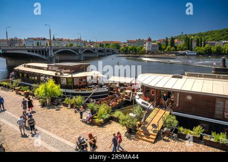 Prag, Böhmen - CZ - 4. Juni 2023 Landschaftsblick auf Botel Matylda, das schwimmende Hotel mit zwei Booten liegt an der Moldau im Zentrum von Prag Stockfoto