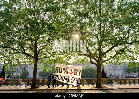 London, Großbritannien. Klimaaktivistengruppe Ocean Rebellion protestiert im Vorfeld der UN-MEPC80-Treffen, bei denen über die Verringerung der CO2-Emissionen verhandelt wird. Stockfoto