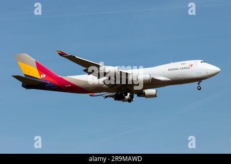 Ein Asiana Cargo Boeing 747-400 Frachter landet am Frankfurter Flughafen. Asiana Airlines ist eine südkoreanische Fluggesellschaft mit Hauptsitz in Seoul. Als Mitglied der Star Alliance betreibt sie 90 internationale Passagierrouten, 14 inländische Passagierrouten und 27 Frachtrouten in Asien, Europa, Nordamerika und Ozeanien. Asiana Cargo ist die Frachtabteilung der Fluggesellschaft. Stockfoto