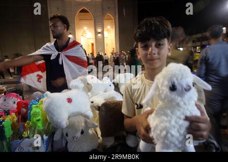 Gaza-Streifen, Gaza, 27. Juni 2023, Palästinenser kaufen Spielzeughühe auf dem populären Markt als Vorbereitung auf den bevorstehenden muslimischen Eid al-Adha-Urlaub in Rafah im südlichen Gaza am Dienstag, den 27. Juni 2023. Moslems auf der ganzen Welt feiern Eid al-Adha (Opferfest), indem sie Schafe, Ziegen, Kühe und Kamele schlachten, um Prophet Abrahams Bereitschaft zu gedenken, seinen Sohn Ismail auf Gottes Befehl zu opfern. Foto: Ismael Mohamad/UPI Credit: UPI/Alamy Live News Stockfoto