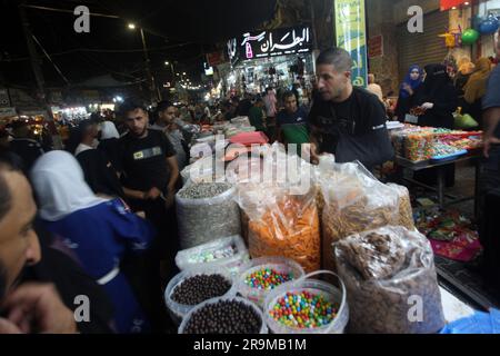 Gazastreifen, Gaza, 27. Juni 2023, Palästinenser kaufen Süßigkeiten auf einem populären Markt als Vorbereitung auf den bevorstehenden muslimischen Eid al-Adha-Urlaub in Rafah Süd-Gaza am Dienstag, 27. Juni feiern 2023 Muslime weltweit das Eid al-Adha (Opferfest), indem sie Schafe, Ziegen, Kühe und Kamele schlachten, Zum Gedenken an Prophet Abrahams Bereitschaft, seinen Sohn Ismail auf Gottes Befehl zu opfern. Foto: Ismael Mohamad/UPI Credit: UPI/Alamy Live News Stockfoto