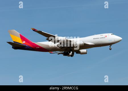 Frankfurt, Deutschland. 2. Juni 2023. Ein Asiana Cargo Boeing 747-400 Frachter landet am Frankfurter Flughafen. Asiana Airlines ist eine südkoreanische Fluggesellschaft mit Hauptsitz in Seoul. Als Mitglied der Star Alliance betreibt sie 90 internationale Passagierrouten, 14 inländische Passagierrouten und 27 Frachtrouten in Asien, Europa, Nordamerika und Ozeanien. Asiana Cargo ist die Frachtabteilung der Fluggesellschaft. (Credit Image: © Fabrizio Gandolfo/SOPA Images via ZUMA Press Wire) NUR REDAKTIONELLE VERWENDUNG! Nicht für den kommerziellen GEBRAUCH! Stockfoto