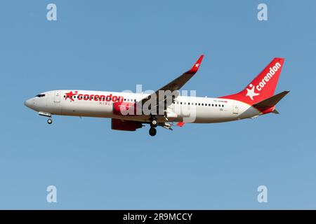 Frankfurt, Deutschland. 3. Juni 2023. Eine Corendon Airlines Boeing 737-800 landet am Frankfurter Flughafen. Corendon Airlines ist eine türkische Freizeitfluggesellschaft mit Hauptsitz in Antalya und Sitz am Flughafen Antalya. Corendon Airlines ist Teil der Corendon Tourism Group. (Credit Image: © Fabrizio Gandolfo/SOPA Images via ZUMA Press Wire) NUR REDAKTIONELLE VERWENDUNG! Nicht für den kommerziellen GEBRAUCH! Stockfoto