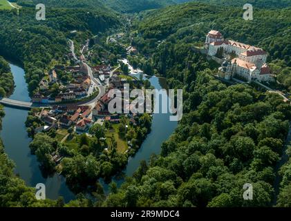 Panoramablick aus der Vogelperspektive auf den Fluss Thaya, der sich in Vranov nad Dyji mit einem alten gotischen Burgbau in eine repräsentative barocke Residenz verwandelt hat Stockfoto