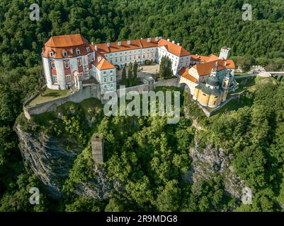 Panoramablick aus der Vogelperspektive auf den Fluss Thaya, der sich in Vranov nad Dyji mit einem alten gotischen Burgbau in eine repräsentative barocke Residenz verwandelt hat Stockfoto