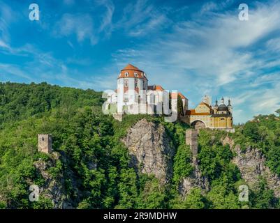 Panoramablick aus der Vogelperspektive auf den Fluss Thaya, der sich in Vranov nad Dyji mit einem alten gotischen Burgbau in eine repräsentative barocke Residenz verwandelt hat Stockfoto