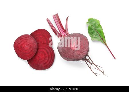 Hälfte der frischen Rübe, geschnittene Scheiben und Blätter auf weißem Hintergrund Stockfoto