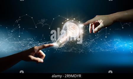 Hände zeigen ein Gehirn in eine Glühbirne. Hintergrund für konvergierenden Punkt des Schaltkreises. „Business Bright Idea“, „Great Idea for Success“ und „Mixed Media Concept“ Stockfoto
