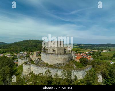 Blick aus der Vogelperspektive auf die mittelalterliche Burgruine Rabi in Böhmen Stockfoto