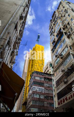 Neue Gebäude im Bau, die mit handelsüblichen chinesischen Bambusgerüsten bedeckt sind, Hongkong, China. Stockfoto