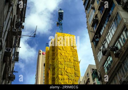 Neue Gebäude im Bau, die mit handelsüblichen chinesischen Bambusgerüsten bedeckt sind, Hongkong, China. Stockfoto