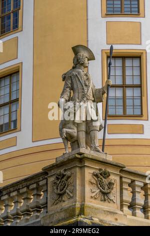 Barocke Soldatenstatue mit Jagdhund im Schloss Moritzburg Stockfoto