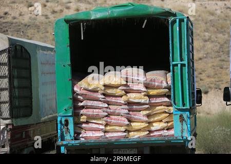 (230628) -- PUL-E-ALAM, 28. Juni 2023 (Xinhua) -- Dieses Foto wurde am 21. Juni 2023 aufgenommen und zeigt Lebensmittel, die von MCC-JCL Aynak Minerals Company Ltd. Gespendet wurden (MJAM) anlässlich des Eid al-Adha oder des Opferfests in der afghanischen Provinz Logar. Eine Menge bedürftiger Afghanen aus der Provinz East Logar versammelte sich am Stützpunkt Mosi Aynak der MCC-JCL Aynak Minerals Company Ltd (MJAM) am 21. Juni ein Paket Lebensmittel erhalten, das von dem chinesischen Bergbauunternehmen vor dem Eid al-Adha geliefert wurde, oder das "Fest des Opfers", das am 28. Juni dieses Jahres in Afghanistan stattfindet Stockfoto