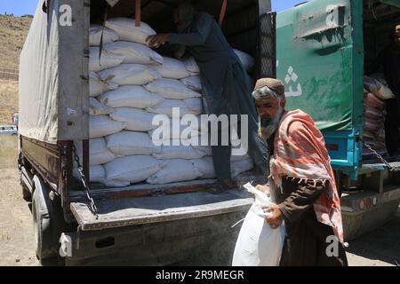 (230628) -- PUL-E-ALAM, 28. Juni 2023 (Xinhua) -- Einheimische erhalten Lebensmittel, die von MCC-JCL Aynak Minerals Company Ltd. Gespendet werden (MJAM) anlässlich des Eid al-Adha oder des Opferfests in der Provinz Logar, Afghanistan, am 21. Juni 2023. Eine Menge bedürftiger Afghanen aus der Provinz East Logar versammelte sich am Stützpunkt Mosi Aynak der MCC-JCL Aynak Minerals Company Ltd (MJAM) am 21. Juni ein Paket mit Lebensmitteln erhalten, das von der chinesischen Bergbaufirma vor dem Eid al-Adha geliefert wurde, oder dem Fest des Opfers, das am 28. Juni dieses Jahres in Afghanistan stattfindet.ZU FOLGEN VON "Feature: Afghans laud Chine Stockfoto