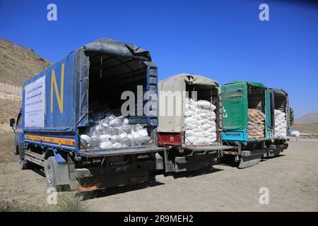 (230628) -- PUL-E-ALAM, 28. Juni 2023 (Xinhua) -- Dieses Foto wurde am 21. Juni 2023 aufgenommen und zeigt Lebensmittel, die von MCC-JCL Aynak Minerals Company Ltd. Gespendet wurden (MJAM) anlässlich des Eid al-Adha oder des Opferfests in der afghanischen Provinz Logar. Eine Menge bedürftiger Afghanen aus der Provinz East Logar versammelte sich am Stützpunkt Mosi Aynak der MCC-JCL Aynak Minerals Company Ltd (MJAM) am 21. Juni ein Paket Lebensmittel erhalten, das von dem chinesischen Bergbauunternehmen vor dem Eid al-Adha geliefert wurde, oder das "Fest des Opfers", das am 28. Juni dieses Jahres in Afghanistan stattfindet Stockfoto