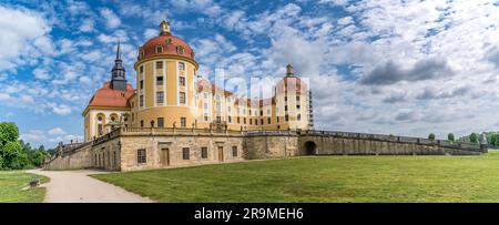 Blick aus der Vogelperspektive auf Schloss Moritzburg ein barocker Palast mit vier runden Türmen auf einer symmetrischen künstlichen Insel Stockfoto