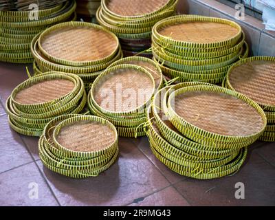Tampah, ein Kunsthandwerk aus gewebtem Bambus, das in Java, Indonesien, normalerweise als traditionelles Küchenwerkzeug verwendet wird Stockfoto