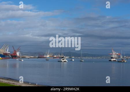 Tauranga Neuseeland - 26 2023. Juni; Blick von der Pilot Bay auf beide Seiten des Hafens von Tauranga Stockfoto
