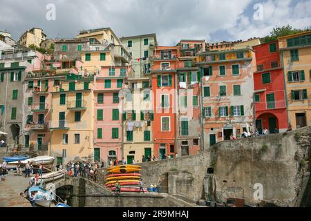 Riomaggiore Italien April 26 2011; gepflegte schmuddelige Fassaden im historischen italienischen Fischerdorf. Stockfoto