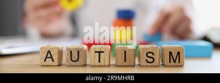 Wort Autismus gesammelt mit Holzbuchstaben Würfel Stockfoto
