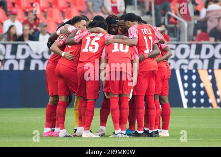 Toronto, Ontario, Kanada. 27. Juni 2023. Guadeloupische Spieler treffen sich vor dem CONCACAF Gold Cup, dem Gruppenspiel zwischen Kanada und Guadeloupe auf dem BMO Field in Toronto. Das Spiel endete 2:2. (Kreditbild: © Angel Marchini/ZUMA Press Wire) NUR REDAKTIONELLE VERWENDUNG! Nicht für den kommerziellen GEBRAUCH! Stockfoto