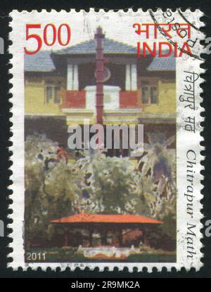 INDIEN - CIRCA 2011: Von Indien gedruckter Stempel, zeigt den Bau von Chitrapur Math, ca. 2011 Stockfoto