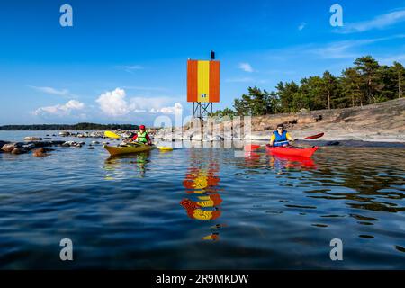 Kajakfahren im Espoo-Archipel, Finnland Stockfoto