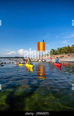Kajakfahren im Espoo-Archipel, Finnland Stockfoto