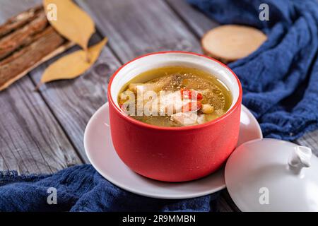 Doppelt gekochte chinesische kantonesische hakka-Hühnersuppe Stockfoto