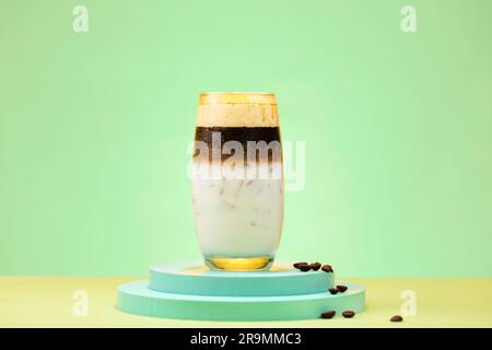 Ein Glas frischen, heißen, aromatischen Latte-Kaffee auf dem Tisch serviert，Mokka-Kaffee Stockfoto
