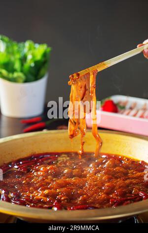 Traditionelle heiße Topfkombination, süßer Knoblauch und Rindfleisch. Es ist sehr beliebt in sichuan. Stockfoto