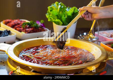 Traditionelle heiße Topfkombination, süßer Knoblauch und Rindfleisch. Es ist sehr beliebt in sichuan. Stockfoto