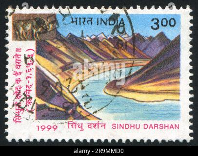 INDIEN - CIRCA 1999: Von Indien gedruckter Stempel, zeigt den Fluss Sindhu, Berge, circa 1999 Stockfoto