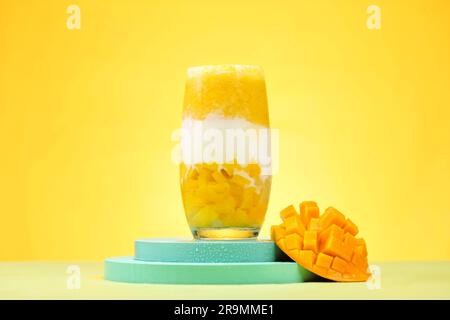 Frischer Mangosaft, Käsesahne und Mangofrüchte. Stockfoto
