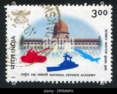 INDIEN - CA. 1999: Von Indien gedruckter Stempel, zeigt die National Defence Academy, stilisierte Bilder von Panzer, Schiff, Flugzeug, ca. 1999 Stockfoto