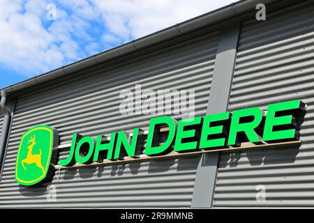 John Deere Logo an der Wand. Deere & Company ist eine amerikanische Marke und Hersteller von EG. Landmaschinen und Industrieanlagen. Salo, FI. 25. Juni 2023 Stockfoto
