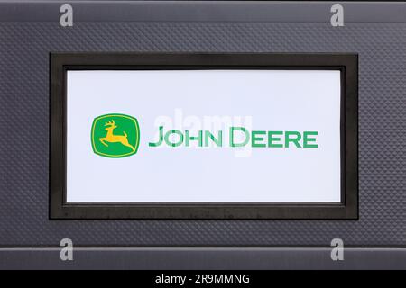 John Deere Logo an der Wand. Deere & Company ist eine amerikanische Marke und Hersteller von EG. Landmaschinen und Industrieanlagen. Salo, FI. 25. Juni 2023 Stockfoto