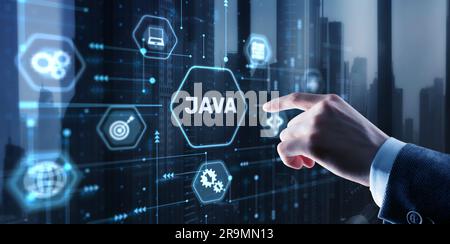 Geschäftsmann klickt auf Java Programmiersprache Anwendungskonzept auf virtuellen Bildschirm. Stockfoto