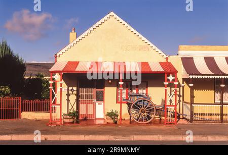 Eine der renovierten Häuser der Tuyshuise-Stadt in Cradock (jetzt Nxuba genannt) in der südafrikanischen Provinz Ostkap. Stockfoto