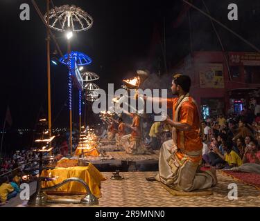 Ein hinduistischer Priester führt heilige Aarti als Teil eines Rituals aus. Stockfoto