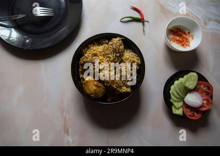 Fertig zum Essen von nicht-vegetarischem Biryani in einer Schüssel. Draufsicht, selektiver Fokus. Stockfoto