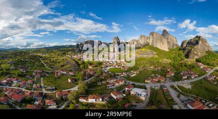 Ein Luftblick auf das atemberaubende Stadtbild und die Natur in Meteora, Griechenland Stockfoto